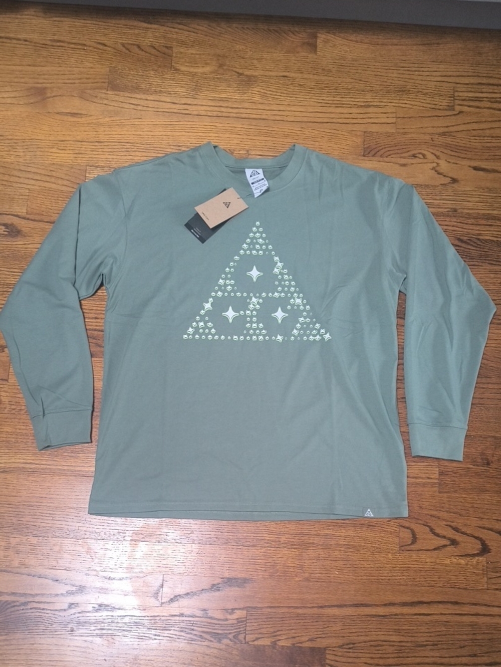 Nike ACG Men's Long-Sleeve Tee - Sage Green Triangle Graphic